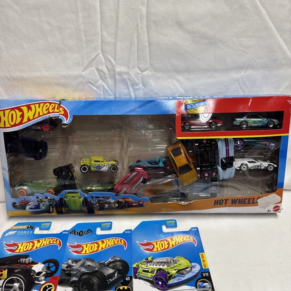 Hot Wheels Lot Of 24 Cars 1982, 2015 And 2025